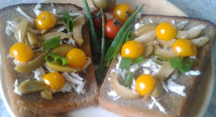 Бутерброды с курицей и оливками