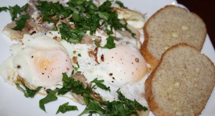 Яичница со свиной грудинкой