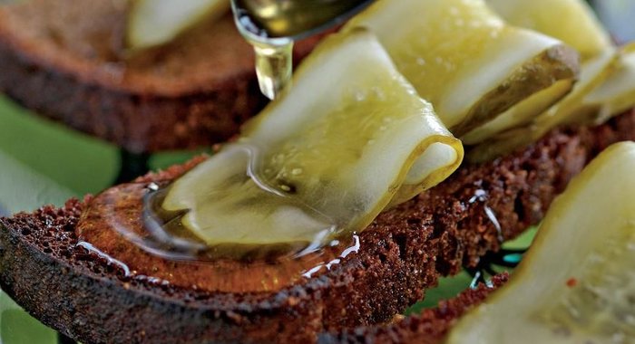 Черный хлеб с огурцами и медом