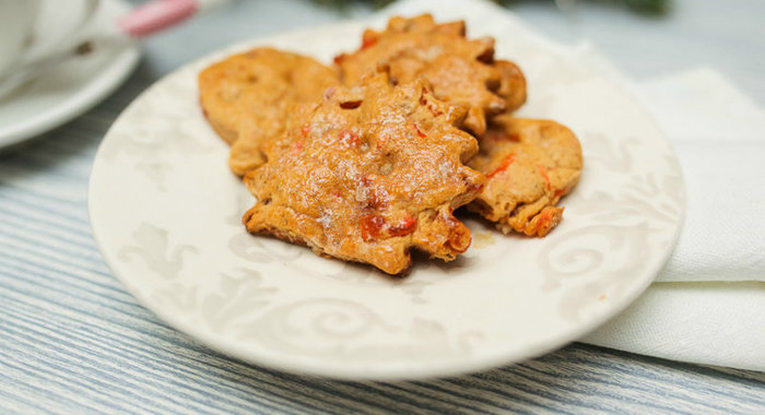 Имбирное печенье с орехами и вяленой вишней