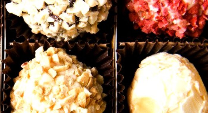 Конфеты из цукатов и миндаля в белом шоколаде