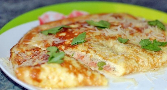 Омлет с зеленью и помидорами