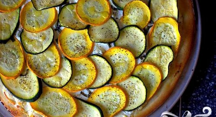 Пицца с цуккини и козьим сыром