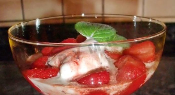 Сандэ мороженое с клубникой по-царски
