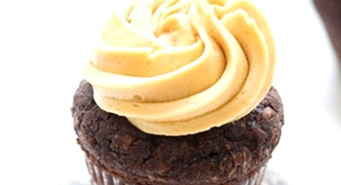 Шоколадно-кокосовые маффины с карамельным кремом