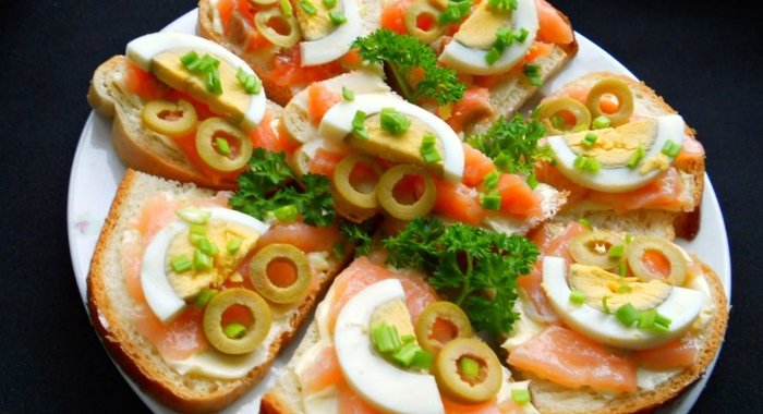Бутерброды с семгой и оливками