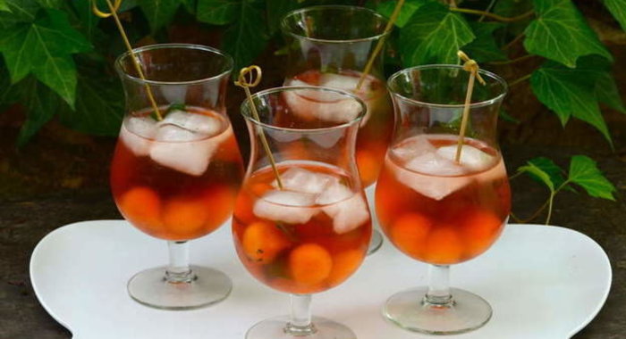 Коктейль с розовым вином и дыней