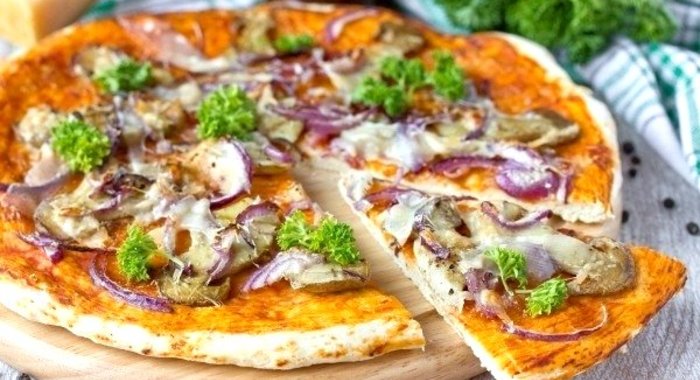 Пицца с белыми грибами, пармезаном и фиолетовым луком