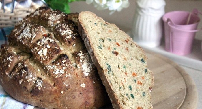 Бездрожжевой многозерновой хлеб с семечками и цукатами