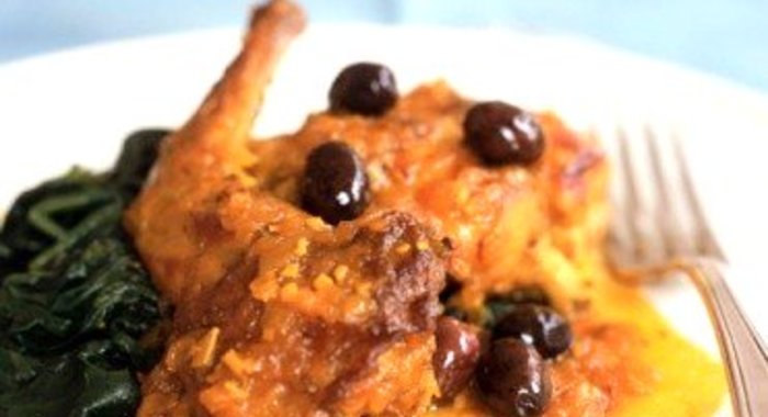 Тушеная утка с красным вином и оливками