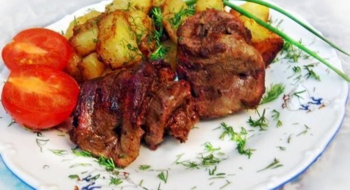 Свиной язык с картофелем