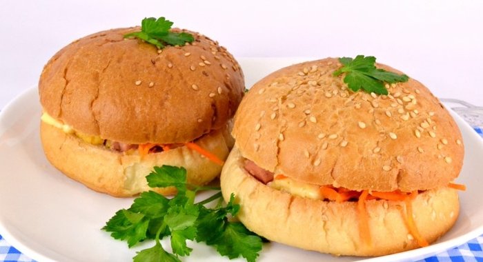Булочки фаршированные сосисками, помидорами и сыром в микроволновке