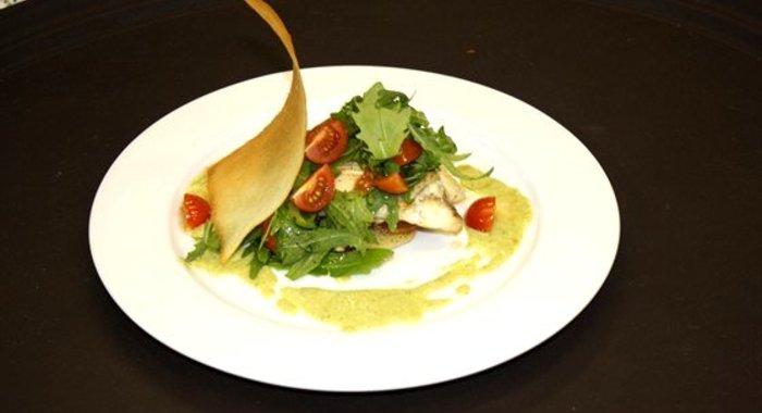 Камбала с картофелем, рукколой, помидорами черри и кремом из спаржи и пастернака