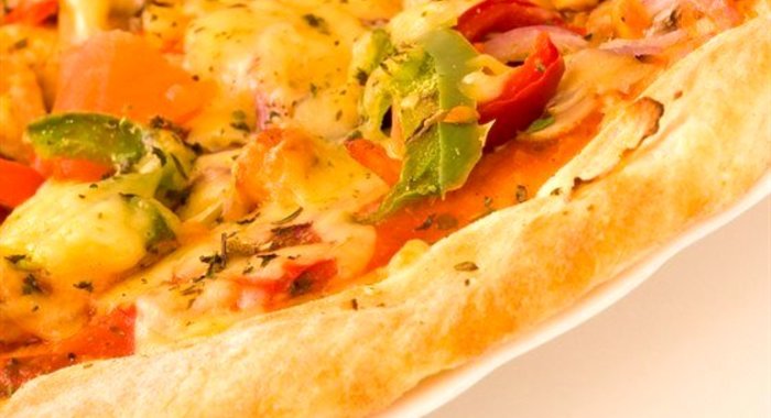 Пицца с зеленым перцем и черри