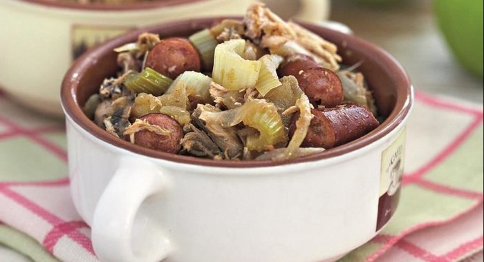 Быстрое рагу из курицы с колбасками