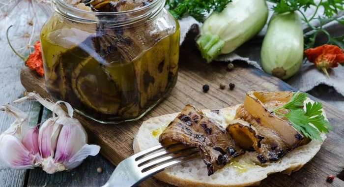 Кабачки-корнишоны гриль в пикантном маринаде