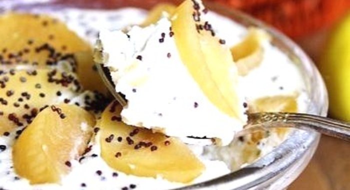 Творожная запеканка с яблоком и маком