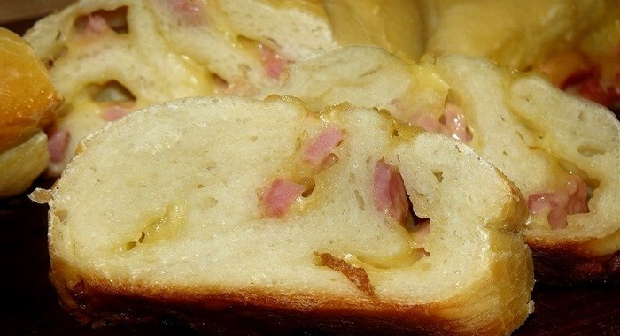 Хлеб с колбасой и сыром в хлебопечке