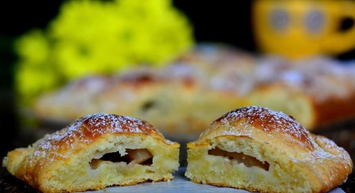 Пирог с яблоками и финиками