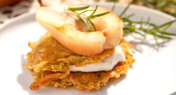 Картофельные оладьи с грушей