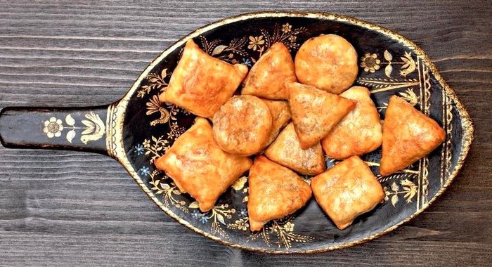 Слоеные пирожки с печенью цесарки