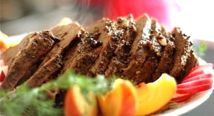 Тушеная говядина с красным вином и цедрой апельсина