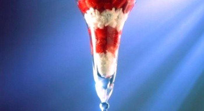 Свежие ягоды с йогуртовым кремом и грецкими орехами