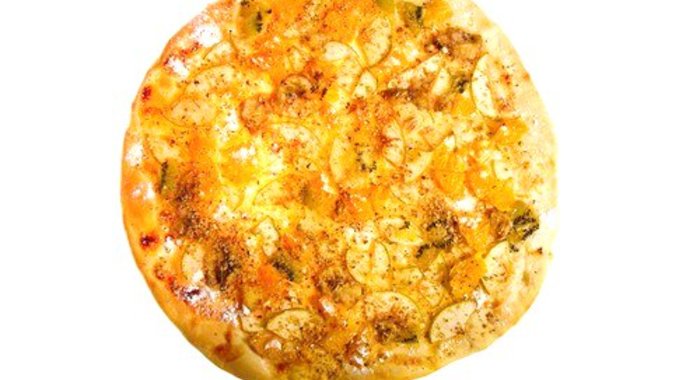 Пицца с копченой рыбой и кислыми яблоками