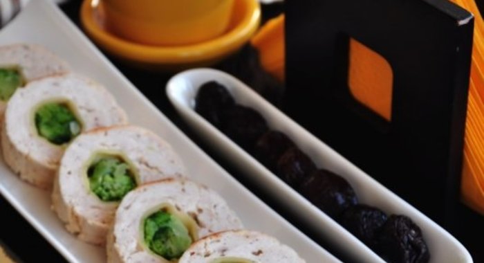 Куриный рулет с брокколи по-лигурийски