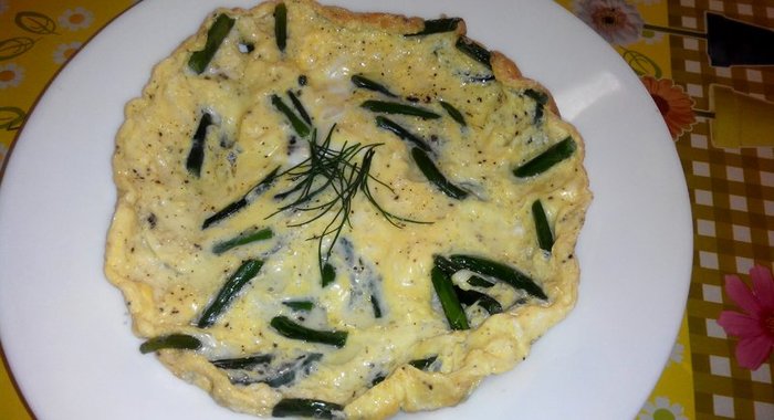 Омлет с чесночными перьями по‑деревенски