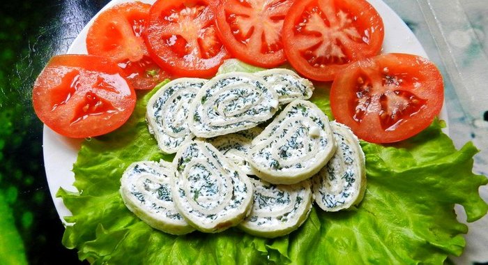 Творожные рулетики с чесноком и зеленью