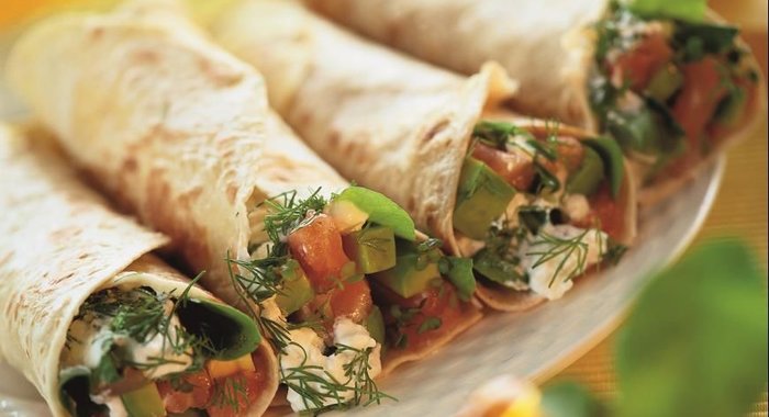 Рулетики с копченым лососем, авокадо и перцем