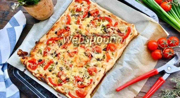 Пицца с болгарским перцем, луком и помидорами черри