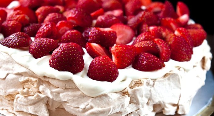 Торт «Павлова» с клубникой