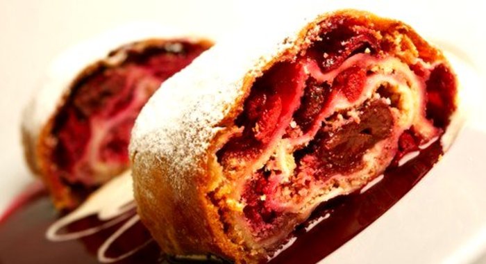 Штрудель с вишнево-сливовой начинкой