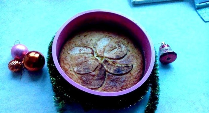 Сочный манно-яблочный пирог