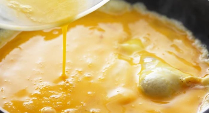 Омлеты-рулетики с песто и сыром