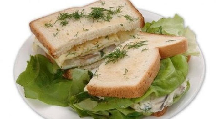 Сэндвич с омлетом из норвежской сельди