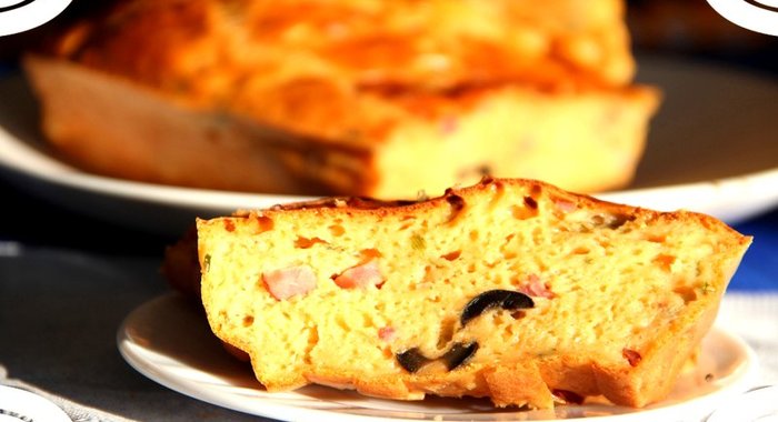 Томатный кекс с ветчиной и маслинами