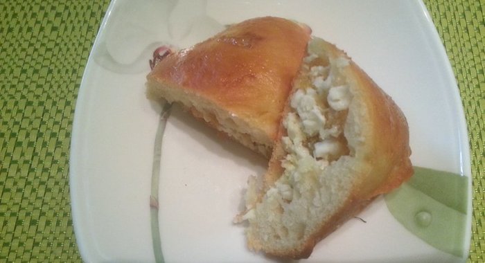 Пирожки с творогом и изюмом из дрожжевого теста