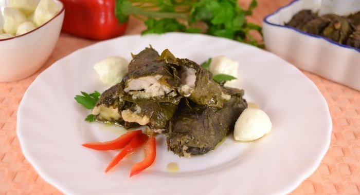 Рыба с моцареллой в виноградных листьях