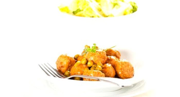 Куриные котлетки в винном соусе с грибами и горошком