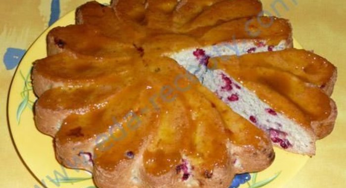 Пирог с брусникой и орехами