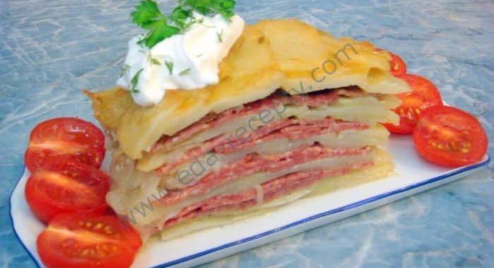 Картофельная запеканка с сыром и салями