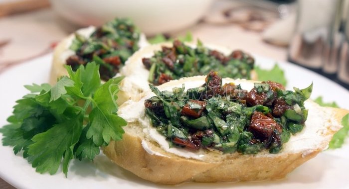 Бутерброды с зеленью и творожным сыром