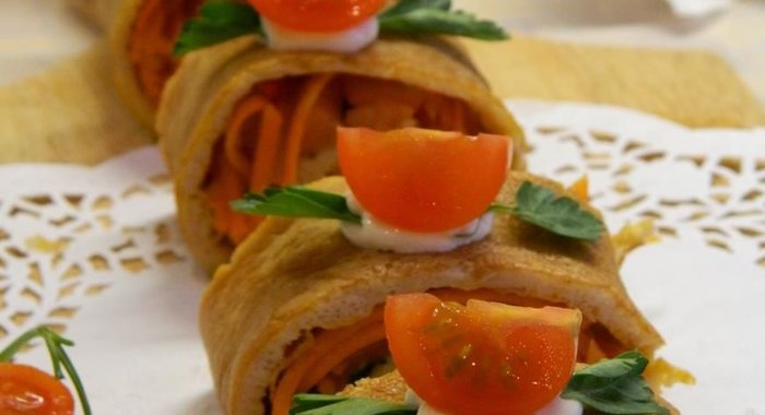 Яичный рулет с семгой и маринованной морковью