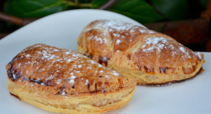 Слойки с яблоком