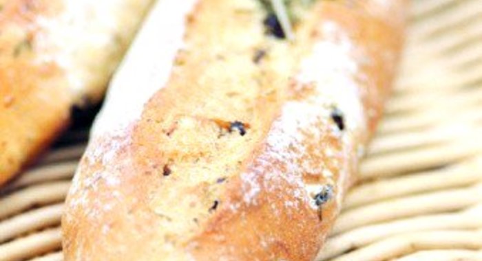 Хлеб с копченым беконом и красным луком