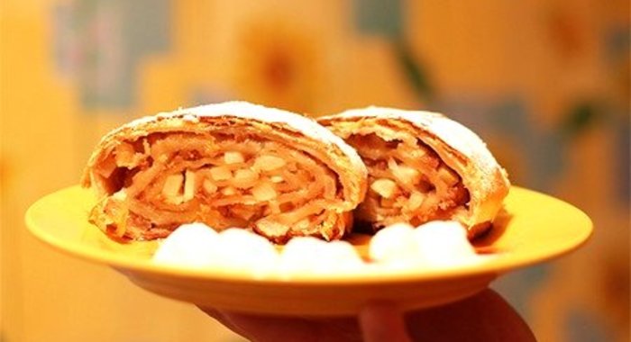 Рулет из слоеного теста с яблоками