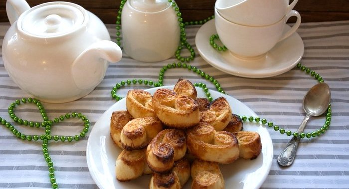 Ушки из слоеного теста с сахаром